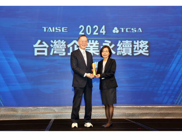 崇越科技榮獲2024「台灣100大永續典範企業獎」以及 永續報告「銀級」肯定(圖右為崇越科技呂素卿執行長)